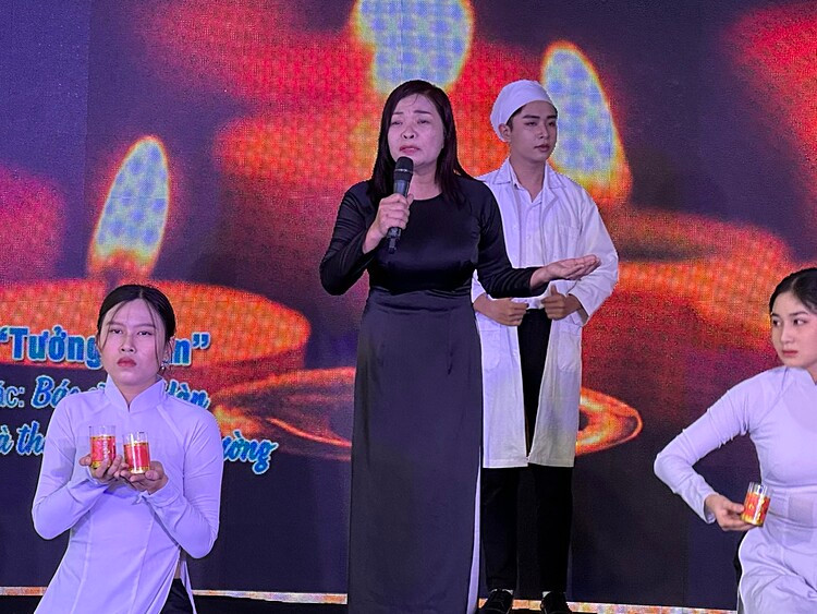 Nhà thơ Trần Mai Hương thể hiện bài thơ Tưởng niệm của bác sĩ Tự Hàn - nằm trong chùm thơ đoạt giải nhất trong cuộc thi thơ "Nhân nghĩa đất phương Nam"