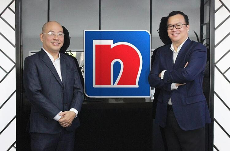 Ông EE Soon Hean - Tổng giám đốc Nippon Paint Việt Nam (phải), và ông Đào Hữu Nghị - Giám đốc Marketing (trái)