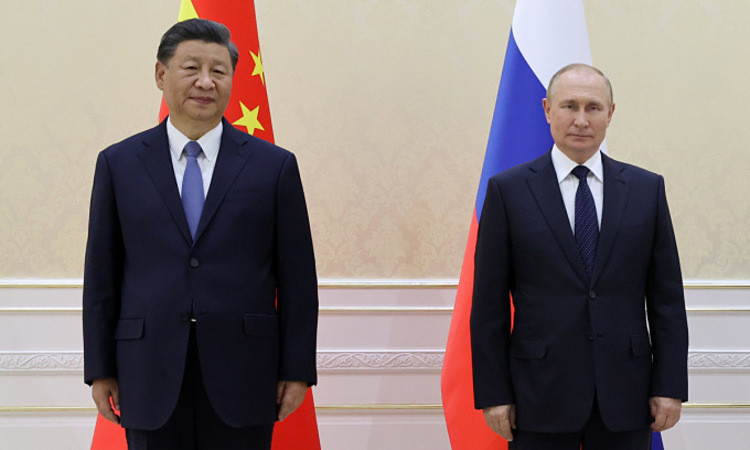 Chủ tịch Trung Quốc Tập Cận Bình (trái) và Tổng thống Nga Vladimir Putin bên lề hội nghị thượng đỉnh SCO tại Uzbekistan hồi tháng 9 năm ngoái. Ảnh: AFP.