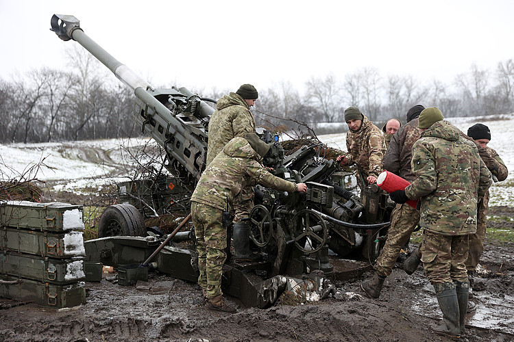 Lính Ukraine nạp đạn cho lựu pháo M777 trên chiến trường miền đông Ukraine hồi tháng 11/2022. Ảnh: AFP.