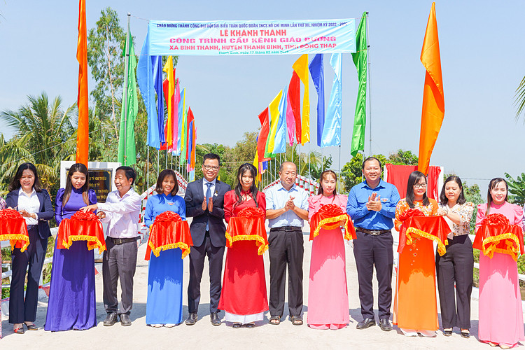 Cầu Kênh Giáo Đường tại xã Bình Thành (tỉnh Đồng Tháp) chính thức được khánh thành vào sáng ngày 17/