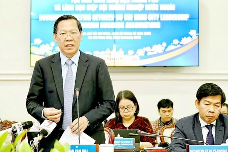 Chủ tịch UBND TPHCM Phan Văn Mãi phát biểu tại tọa đàm giữa lãnh đạo thành phố và các hiệp hội doanh nghiệp nước ngoài