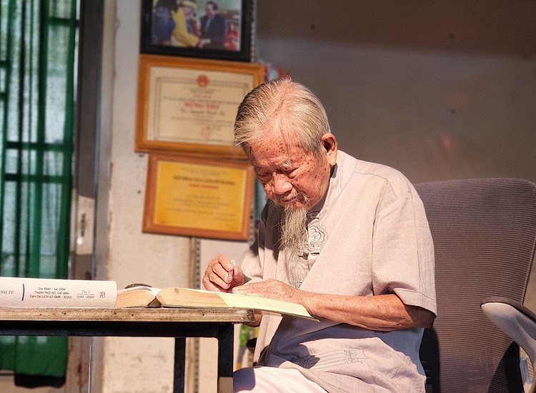 Cả cuộc đời trải qua bao giai đoạn thăng trầm lịch sử đã hun đúc con người ông tình yêu với sử Việt, ham đọc sách.