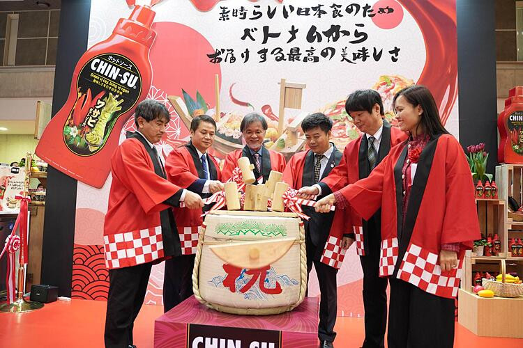 Đại biểu Việt Nam và Nhật Bản trong nghi thức đập rượu Kagami Biraki tại sự kiện thực phẩm quốc tế Foodex Nhật Bản 2023.