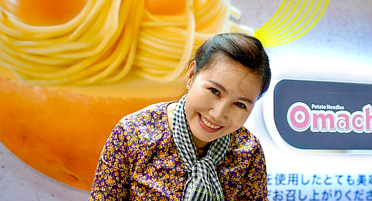 Nghệ nhân Trần Thị Hiền Minh trực tiếp chế biến và bài trí “ngôi sao tâm điểm” Mì trộn Omachi Spaghetti tại Foodex Nhật Bản 2023