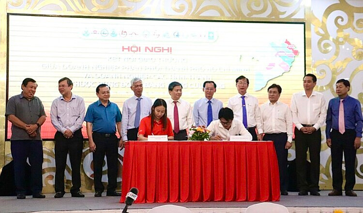Lãnh đạo TP.HCM và các tỉnh thành chứng kiến lễ ký kết giao thương giữa hệ thống phân phối TH.HCM với các doanh nghiệp cung ứng vùng ĐBSCL.