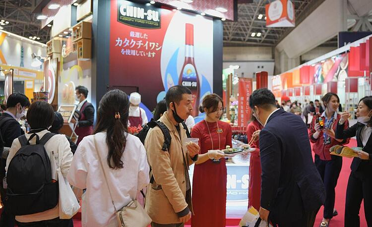 Khách tham dự triển lãm tại Nhật Bản hào hứng dùng thử sản phẩm nước mắm Chin-su.