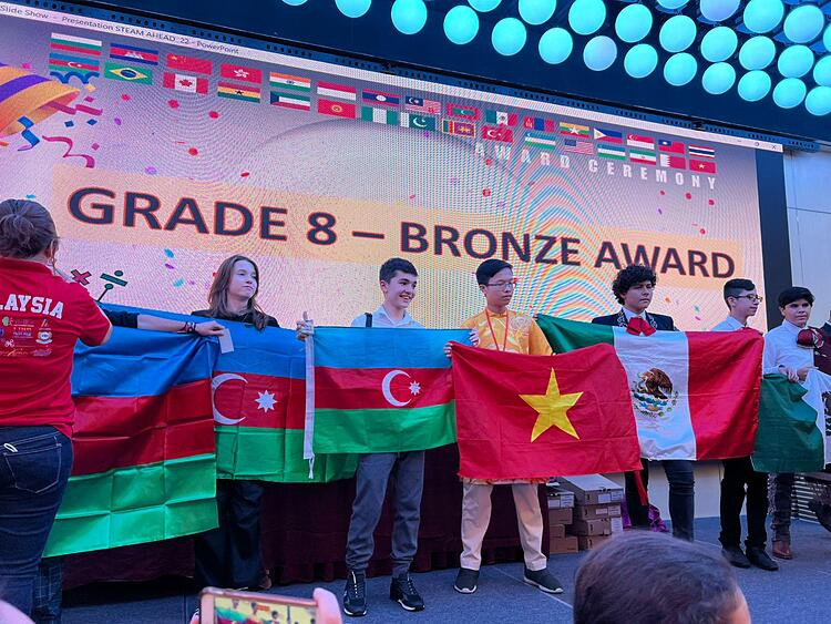 Nguyễn Tạ Đăng Khoa (ở giữa) nhận huy chương đồng tại kỳ thi IJMO 2022
