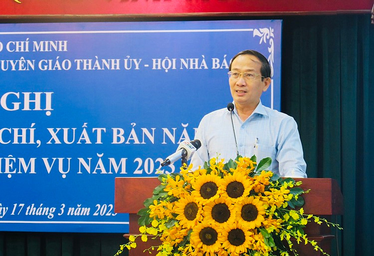 Tổng biên tập Tạp chí Doanh Nhân Sài Gòn phát biểu tại hội nghi