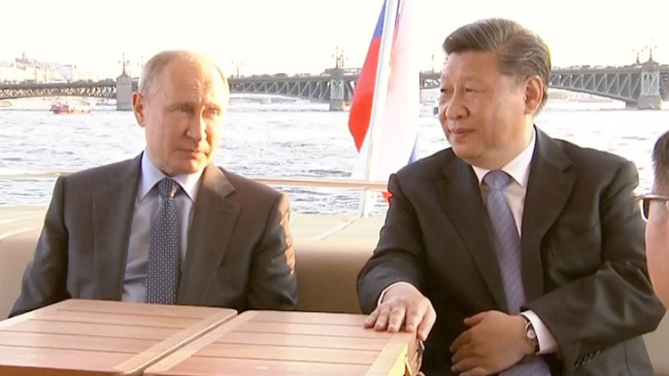 Trong ảnh: ông Putin và ông Tập có chuyến du ngoạn trên sông Neva ở thành phố St. Petersburg của Nga vào ngày 6-6-2019 khi ông Tập đến xứ sở bạch dương - Ảnh: CGTN