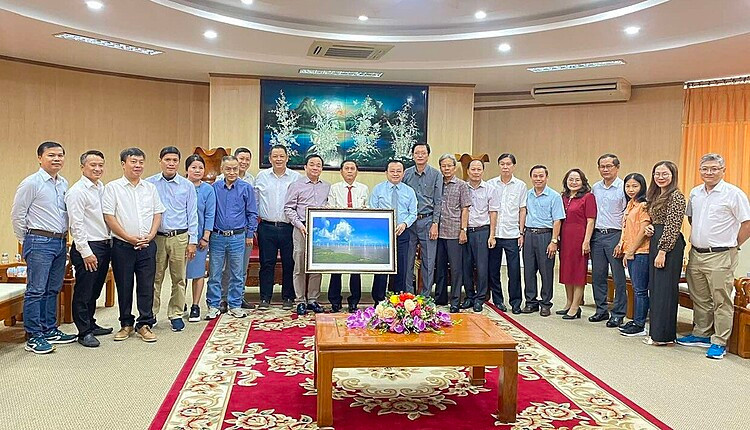Ông Lê Tấn Cận - Phó Chủ tịch Thường trực UBND tỉnh Bạc Liêu (áo xanh) tặng bức tranh Cánh đồng điện gió cho Hội Doanh nghiệp quận Tân Bình (TP. Hồ Chí Minh).