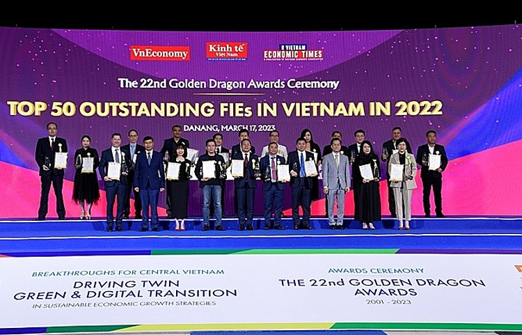 Ông Trương Văn Toàn - đại diện Tập đoàn AB InBev Việt Nam tự hào nhận giải thưởng trong chương trình Rồng Vàng 2023