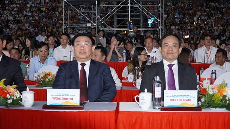 Chủ tịch Quốc hội Vương Đình Huệ và Phó Thủ tướng Trần Lưu Quang dự đêm khai mạc