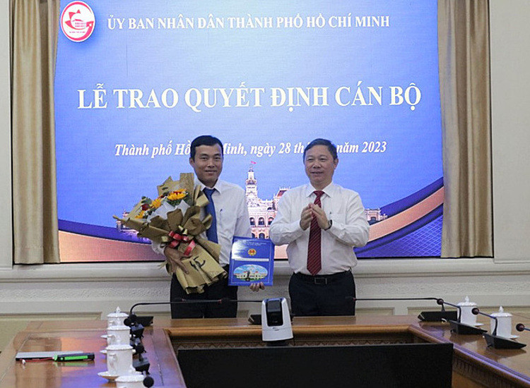 Phó chủ tịch UBND TP Dương Anh Đức trao quyết định bổ nhiệm ông Võ Minh Thành