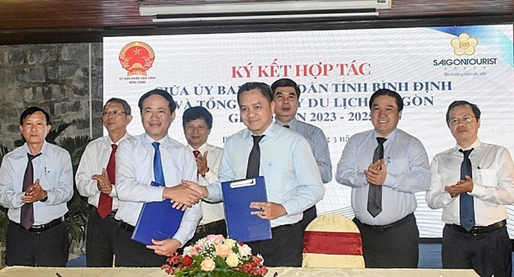 Ông Phạm Anh Tuấn, Chủ tịch UBND tỉnh Bình Định (bên trái) và ông Phạm Huy Bình, Chủ tịch Saigontourist Group (bên phải) ký kết hợp tác