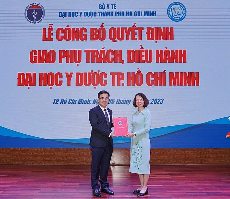 PGS.TS Ngô Quốc Đạt nhận quyết định và hoa chúc mừng từ Thứ trưởng Bộ Y tế Nguyễn Thị Liên Hương