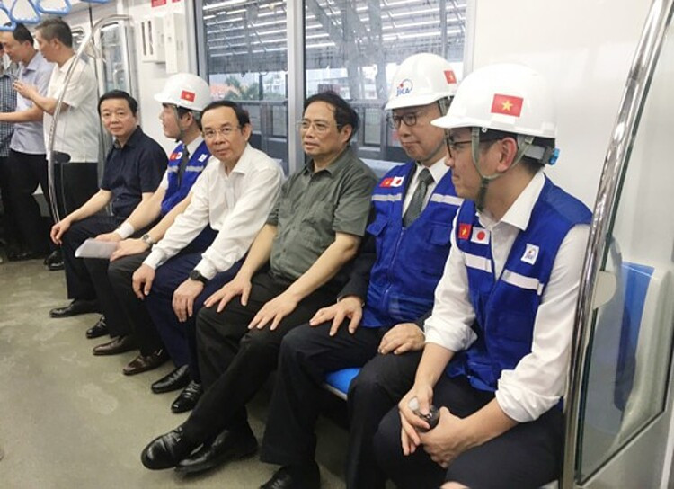 Thủ tướng di chuyển trên tàu metro, trao đổi cùng các chuyên gia Nhật Bản.