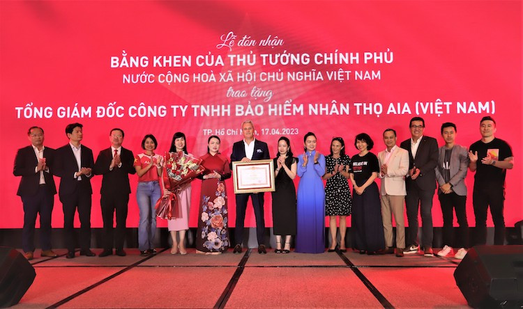 Tổng giám đốc AIA Việt Nam nhận bằng khen của Thủ tướng Chính phủ