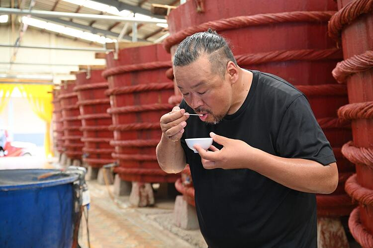 Chuyên gia ẩm thực Matsuo Tomoyuki trải nghiệm nước mắm ngay tại nhà thùng (Ảnh: Masan).
