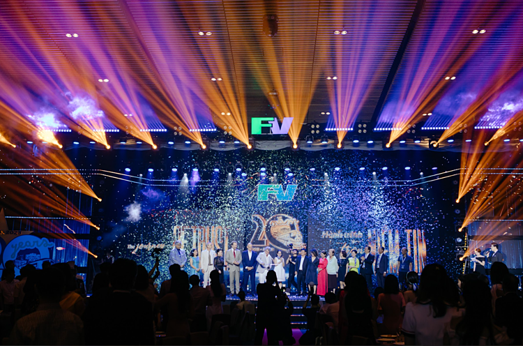 Các thành viên FV cùng ôn lại chặng đường 20 năm trong đêm gala đầy màu sắc