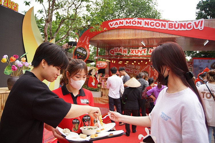Giới trẻ hào hứng trải nghiệm các món ngon cùng tương ớt và nước mắm Chin-su