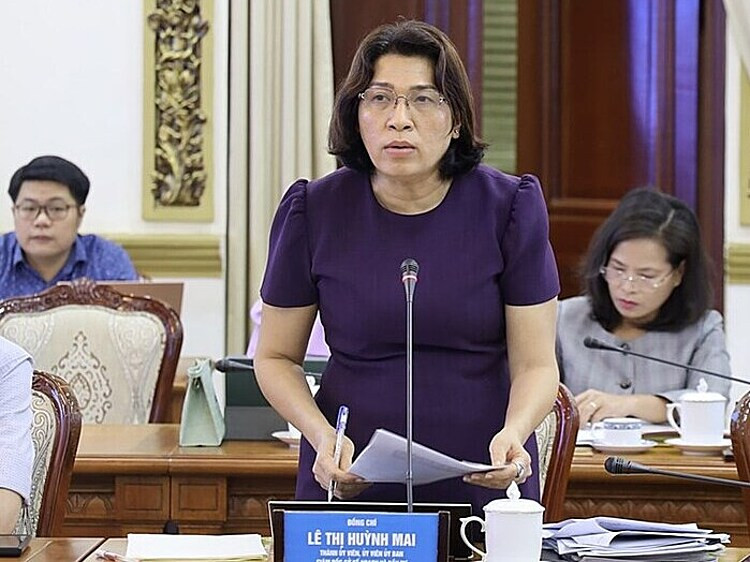 Giám đốc Sở Kế hoạch và Đầu tư TPHCM Lê Thị Huỳnh Mai báo cáo về tinh hình kinh tế - xã hội 4 tháng đầu năm