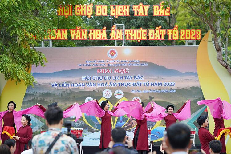 Liên hoan Văn hóa Ẩm thực Đất Tổ thu hút sự quan tâm lớn từ du khách đến thăm Phú Thọ