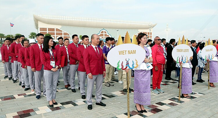 Đoàn thể thao Việt Nam và các nước tại lễ thượng cờ