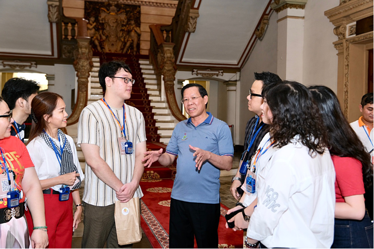 Chủ tịch Phan Văn Mãi trò chuyện với du khách tham quan sáng 30/4/2023