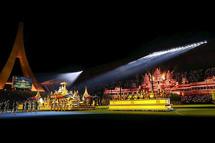 Những hình ảnh đặc trưng gắn liền với văn hóa, lịch sử Angkor được tái hiện trên sân khấu lễ khai mạc
