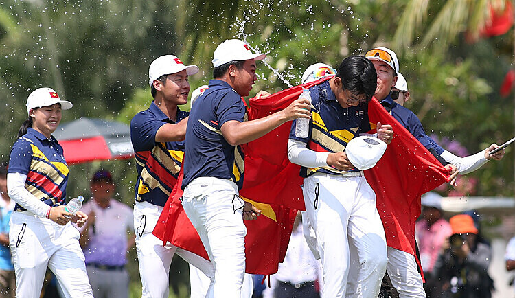 Đoạt huy chương vàng SEA Games 32, golfer 15 tuổi Lê Khánh Hưng nhận thưởng 
