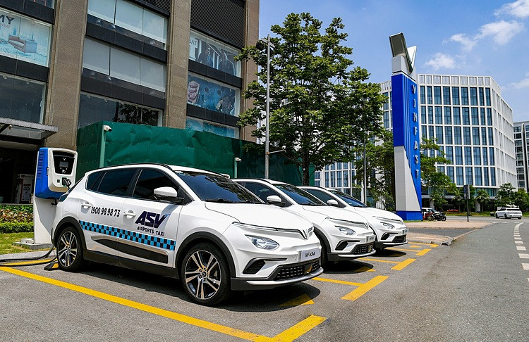 Công ty CP Đầu tư và Dịch vụ Cảng hàng không Việt Nam (ASV) đã ký hợp đồng thuê 500 ô tô điện VinFast để sử dụng cho dịch vụ taxi sân bay