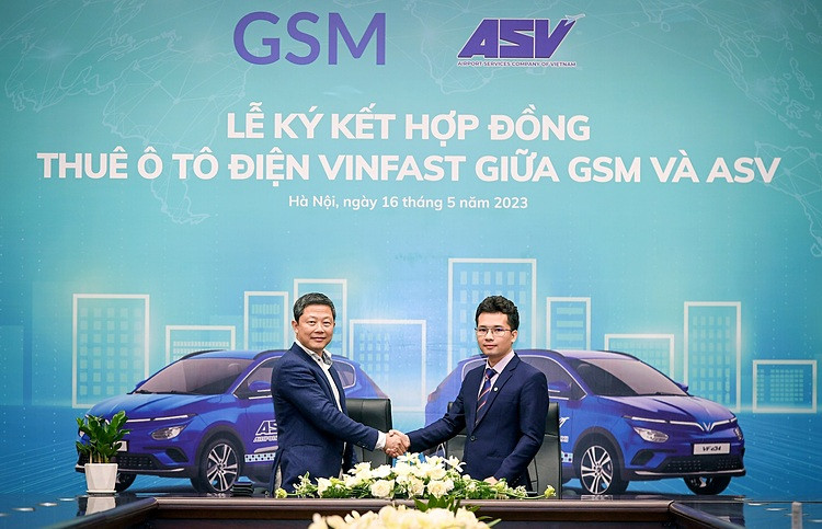 ãnh đạo ASV và GSM tại lễ ký kết hợp đồng thuê 500 xe ô tô điện.
