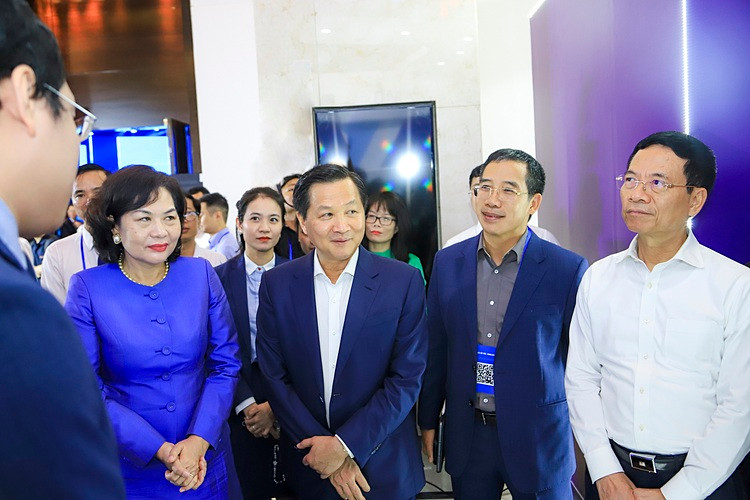 Phó thủ tướng Chính phủ, Bộ trưởng Bộ Thông tin và Truyền thông, Thống đốc Ngân hàng Nhà nước Việt Nam và Chủ tịch HĐQT MB tại sự kiện