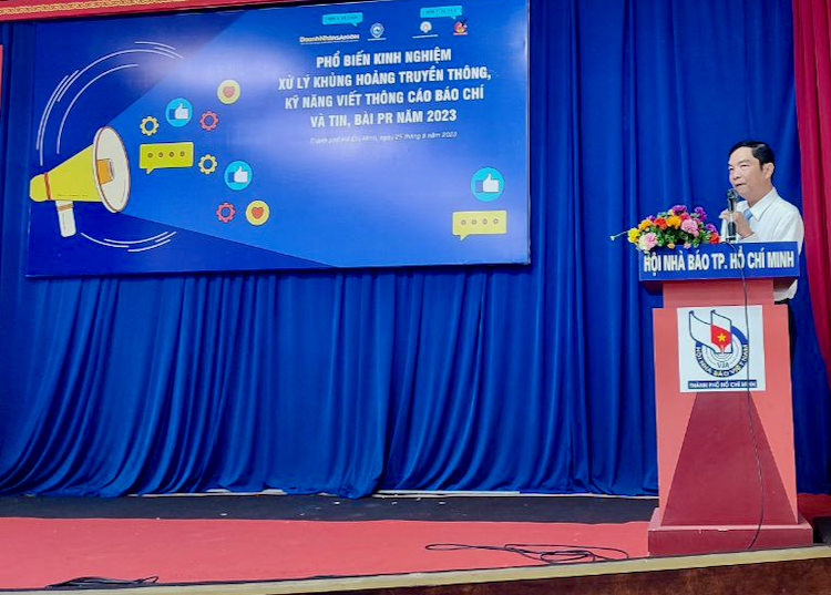 Nhà báo Ngô Xuân Lộc - Phó tổng biên tập Tạp chí Doanh nhân Sài Gòn phát biểu khai mạc lớp học