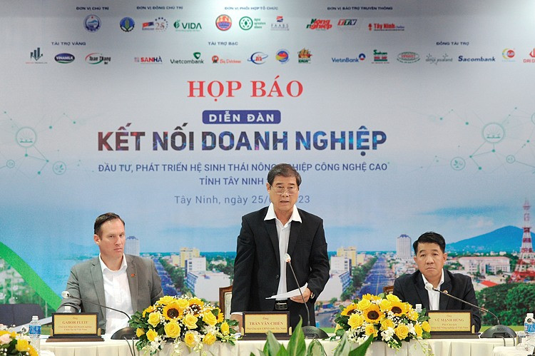 Phó chủ tịch UBND tỉnh Tây Ninh Trần Văn Chiến phát biểu tại buổi họp báo