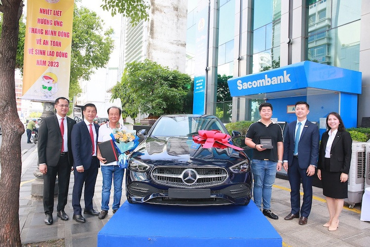 Trao thưởng xe Mercedes cho khách hàng tham gia bảo hiểm Dai-ichi Life Việt Nam tại Sacombank
