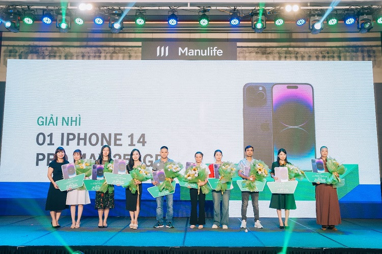 Manulife Việt Nam trao thưởng tri ân khách hàng