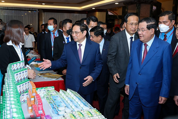 Thủ tướng Phạm Minh Chính thăm gian hàng của Angkormilk tại Diễn đàn Xúc tiến Đầu tư và Thương mại Việt Nam -Campuchia 2022