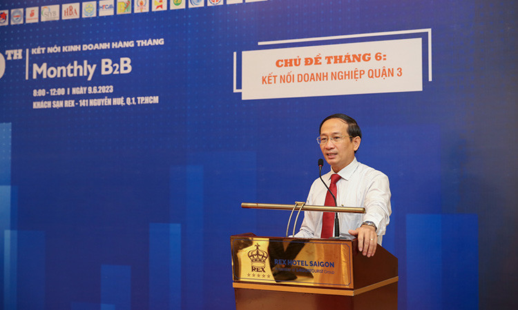 Ông Trần Hoàng - Tổng biên tập Tạp chí Doanh Nhân Sài Gòn phát biểu tại chương trình
