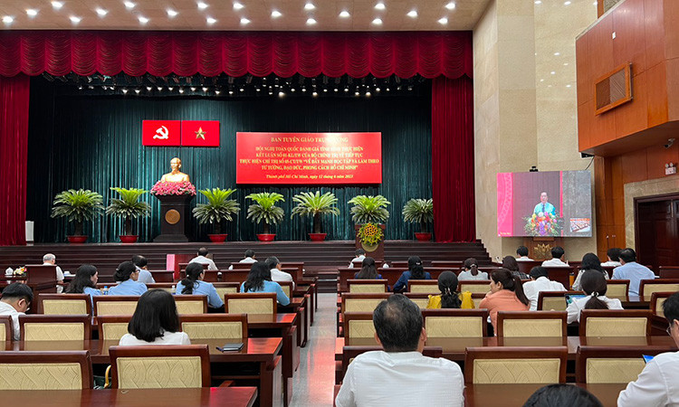 Ông Phan Nguyễn Như Khuê, Ủy viên Ban Thường vụ Thành ủy, Trưởng Ban Tuyên giáo Thành ủy TPHCM trình bày tham luận tại Hội nghị