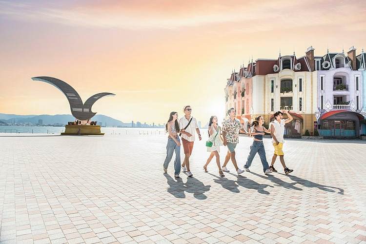 Quảng trường Wonder Square với tầm nhìn hướng ra vịnh biển đẹp bậc nhất thế giới