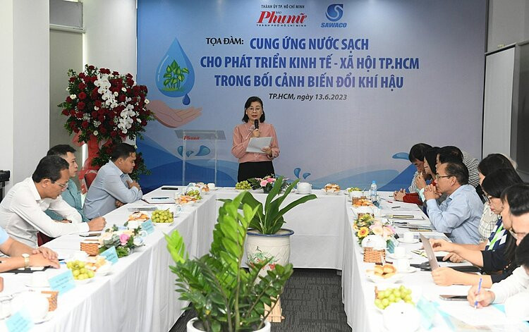 Bà Lý Việt Trung, Tổng Biên tập Báo Phụ Nữ TPHCM phát biểu mở đầu hội thảo