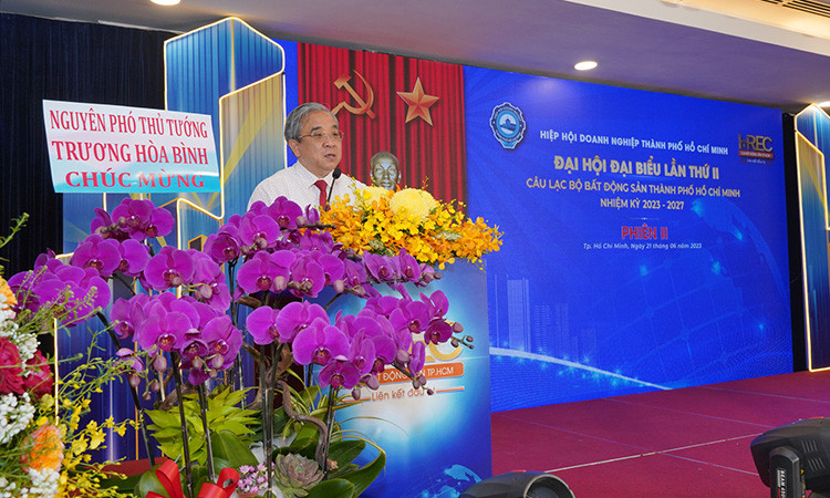Ông Nguyễn Ngọc Hòa - Chủ tịch HUBA chia sẻ tại đại hội