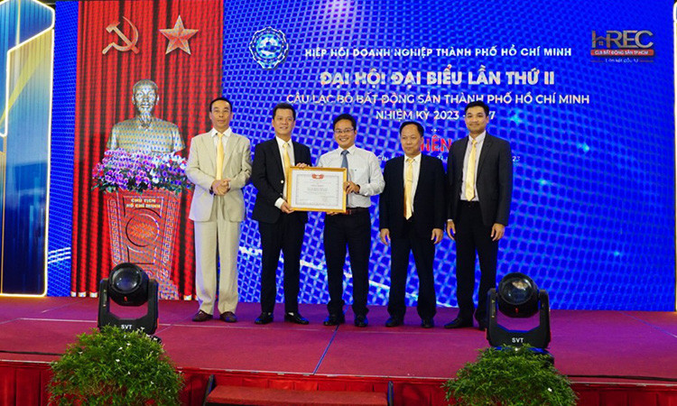 Phó Chủ tịch Ủy ban Mặt trận Tổ quốc Việt Nam TP.HCM trao tặng bằng khen cho HREC