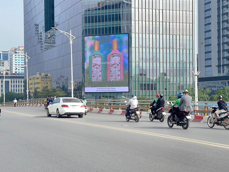 Nhãn hàng Gucci Floral tại màn hình LED tòa nhà Capital Liễu Giai