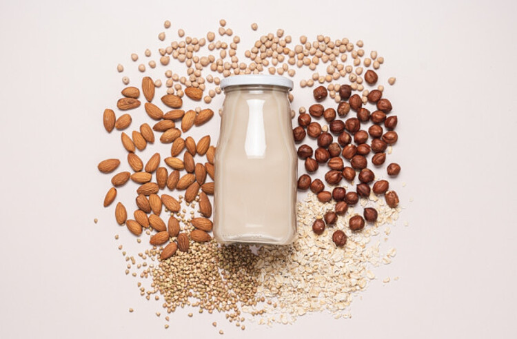 Sữa hạt mang nguồn dinh dưỡng mát lành từ các loại hạt, bổ sung năng lượng cho hoạt động não và thể chất