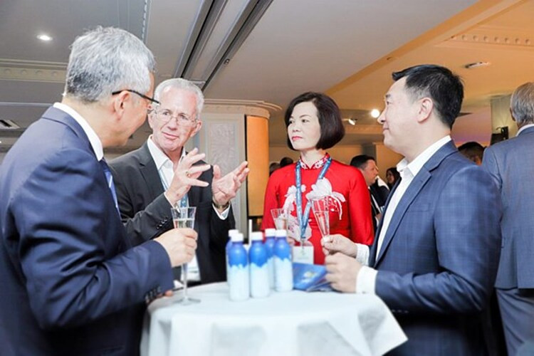 Ông Richard Hall, Chủ tịch Hội nghị Sữa toàn cầu (thứ 2 bên trái) trao đổi cùng các đại diện doanh nghiệp, tổ chức tại Hội nghị