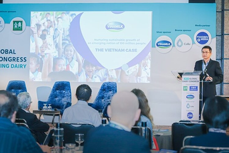 Ông Nguyễn Quang Trí, Giám đốc Điều hành Marketing, đại diện Vinamilk – doanh nghiệp duy nhất đến từ khu vực Đông Nam Á trình bày tham luận tại Hội nghị năm nay
