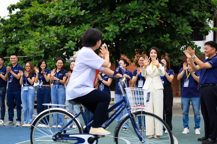 Ngân hàng Shinhan tặng xe đạp và học bổng cho Làng trẻ em SOS Việt Nam